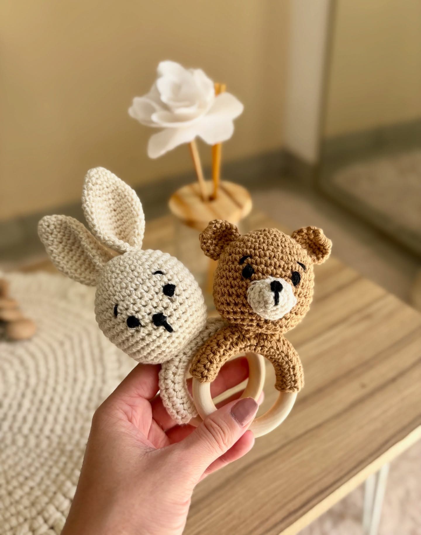 Sonajeros osito y conejo de crochet con aro de madera